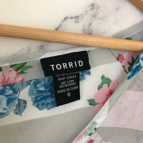 🌸SOLD🌸Torrid Button Back Floral Sheer Blouse - Picture 4 of 7